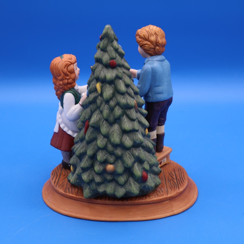 Avon Christmas Memories Second Edition 1982 Children Decorating Tree‎ Figurine - Picture 3 of 6